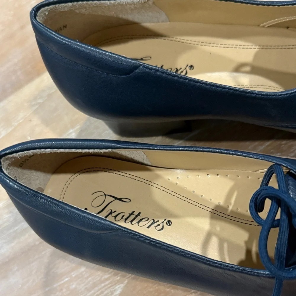 Trotters  Navy Leather Heels sz 8 1/2 N